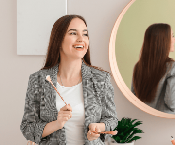 Дівчина з кісточкою в руках